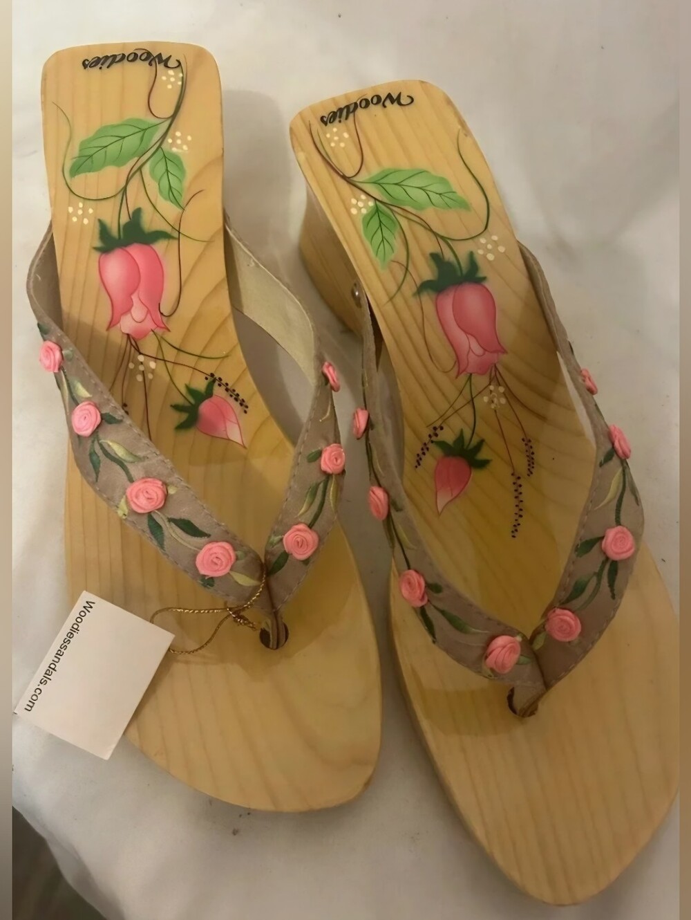 NWT Woodies Hand-Painted Floral Wooden Wedge Sandals Flip Flops Size 9 pink rose